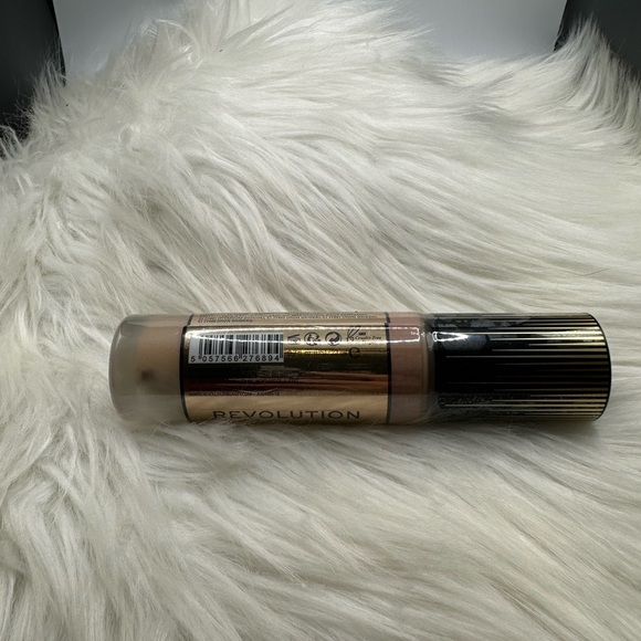 🩵3/$10 Revolution Conceal & Glow Foundation - Medium Coverage - Picture 5 of 6